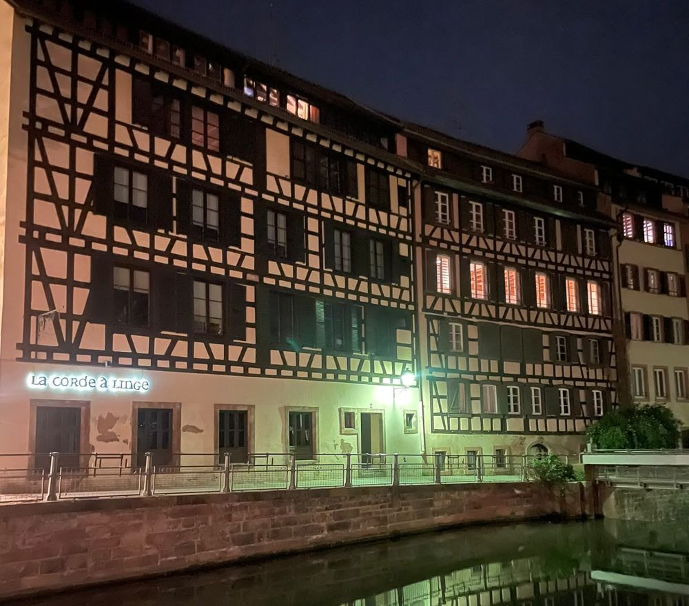 Façade à colombages au bord de l'Ill, de nuit
