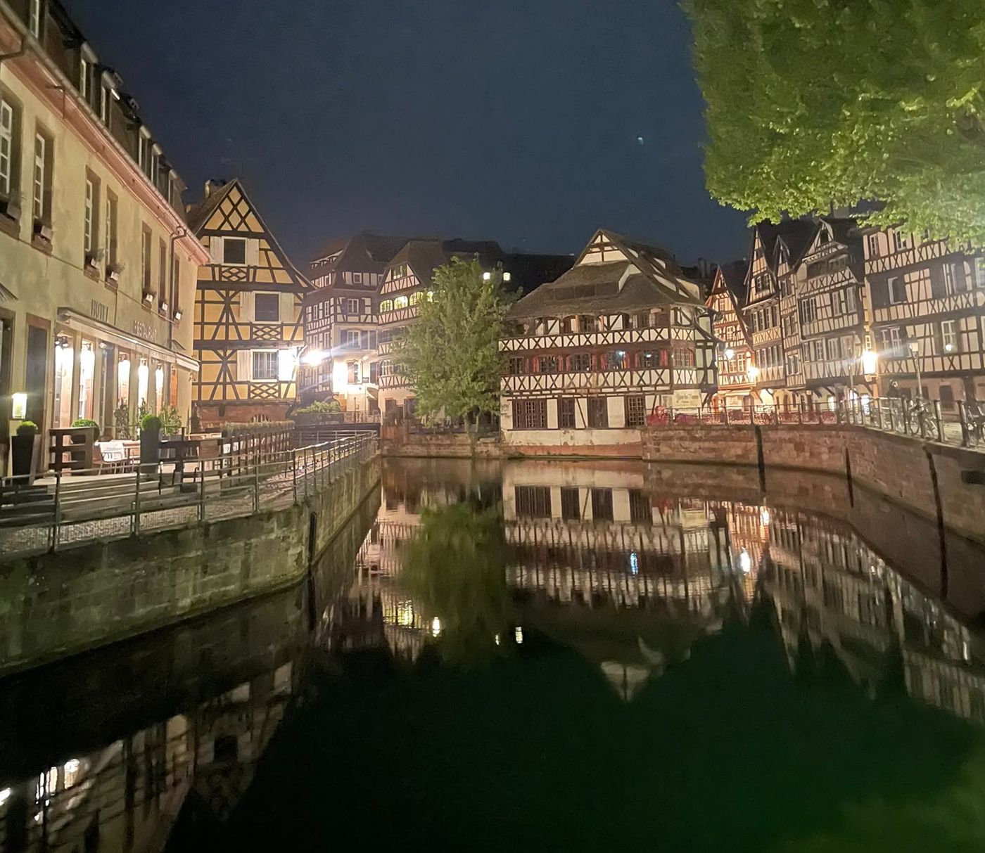 La Petite France à Strasbourg, maisons à colombages reflétées dans l'Ill, de nuit