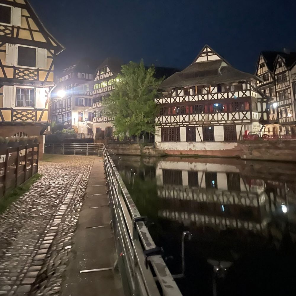 Quai pavé le long de l'Ill à la Petite France