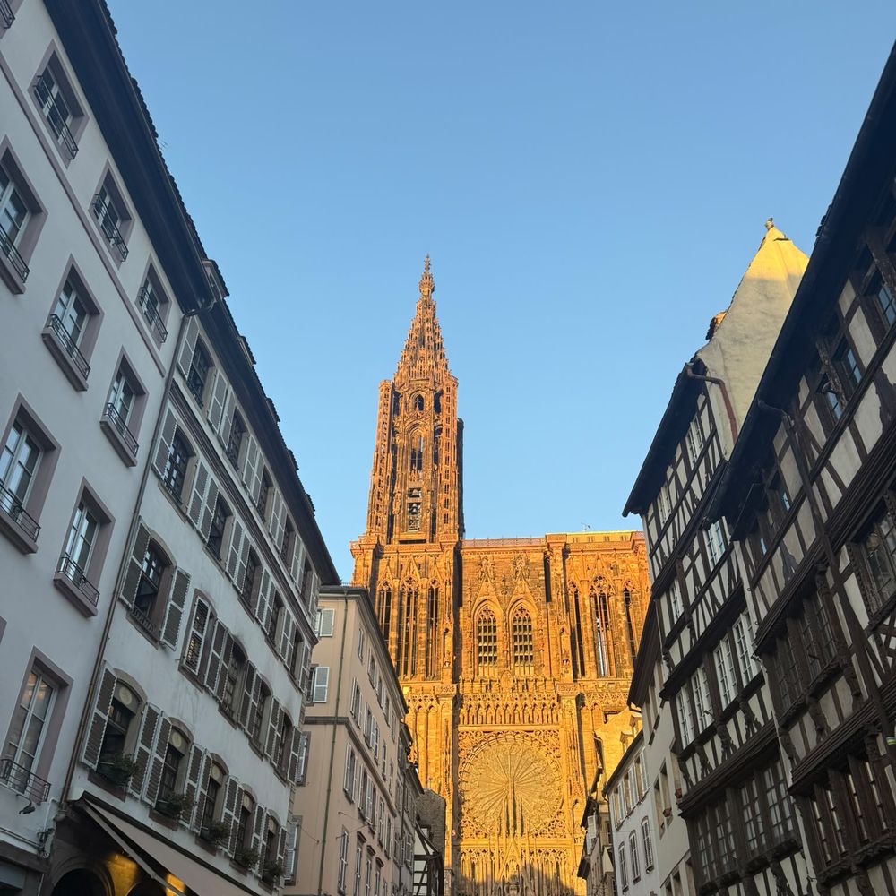 Rue Mercière et la façade de la cathédrale au soleil couchant