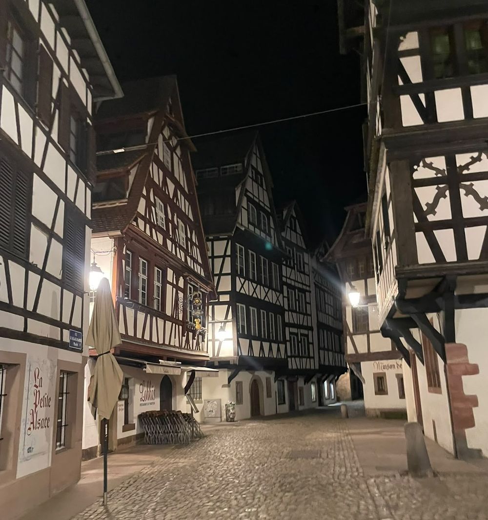 Ruelle pavée et maisons à colombages